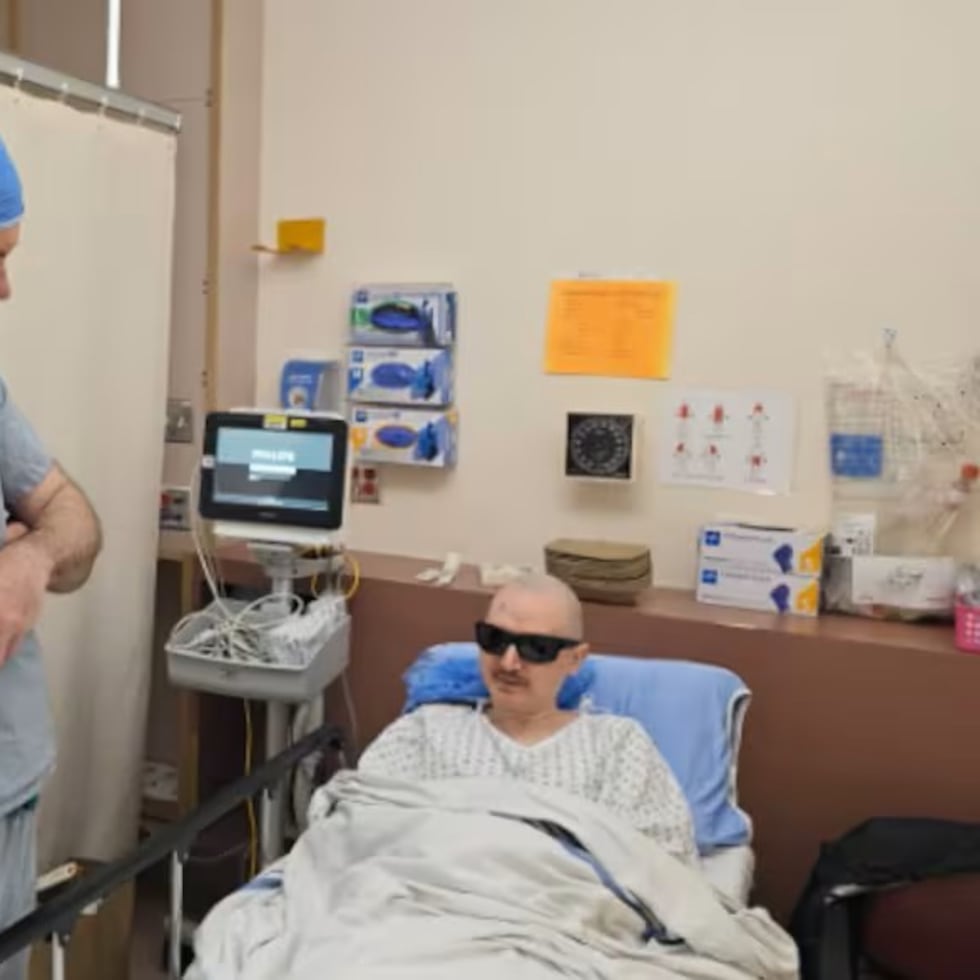 El ciudadano oriundo de Vancouver perdió la visión a los 13 años cuando sufrió una reacción cutánea potencialmente mortal a un medicamento, conocida como síndrome de Stevens–Johnson.