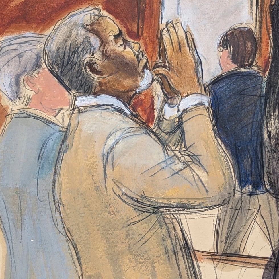 En este dibujo judicial, Sean "Diddy" Combs reacciona después de ser declarado culpable de delitos relacionados con la prostitución, pero absuelto de cargos de tráfico sexual y crimen organizado que podrían haberlo puesto tras las rejas de por vida, el miércoles 2 de julio de 2025, en el tribunal federal de Manhattan en Nueva York. (Elizabeth Williams via AP)
