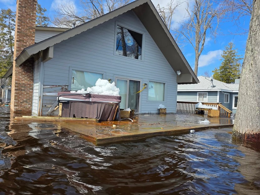 Esta imagen, proporcionada por Christopher Narsesian, muestra trozos de hielo e inundaciones en el lago Black de Michigan, en la parte noreste de la península inferior, el 19 de abril de 2026. (Christopher Narsesian vía AP)