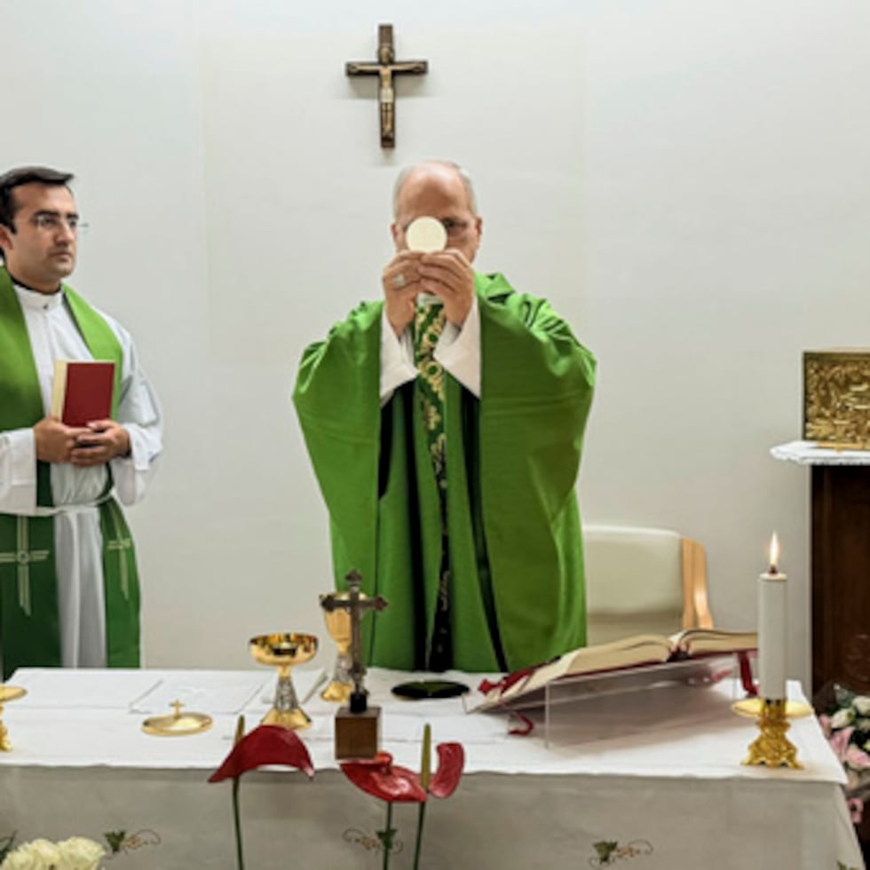 Esta fotografía, difundida por Vatican Media el viernes, 16 de octubre de 2026, muestra al papa León XIV, flanqueado por su secretario personal, monseñor Edgard Iván Rimaycuna Inga, a la izquierda, celebrando una misa en la Policlínica Agostino Gemelli de Roma, donde se recupera tras someterse a una intervención para extirpar un tumor de cáncer de pulmón derecho. (Vatican Media vía AP)