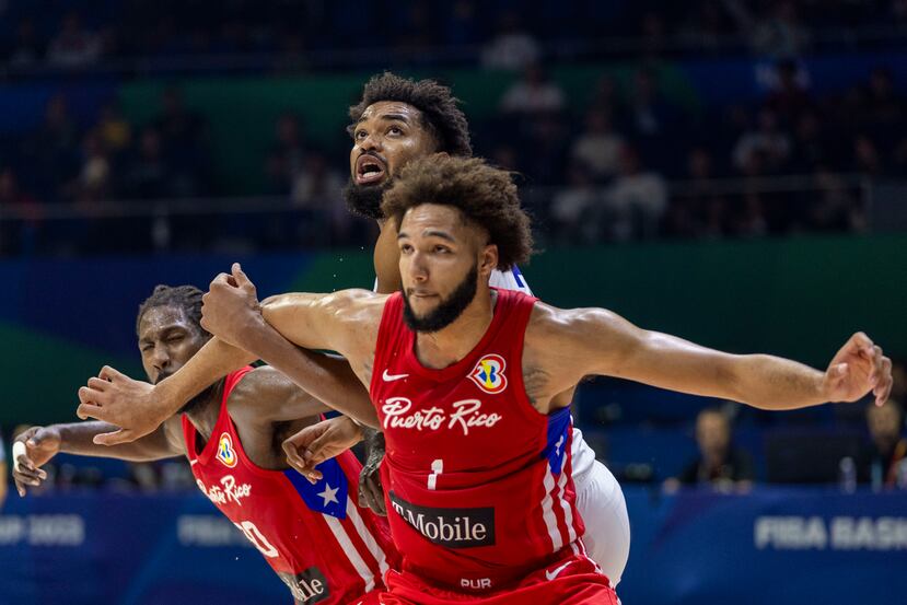 Karl Anthony Towns detrás de George Conditt IV durante el partido entre Puerto Rico y República Dominicana en el Mundial 2023 en Filipinas.