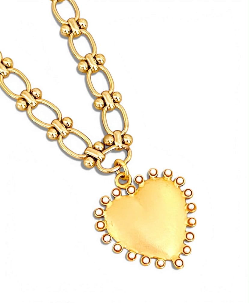 Corazón Perla
Este collar es una joya que habla desde la emoción y el detalle. La icónica cadena Victoria enchapada en oro mate 18K con un colgante de corazón es una pieza delicada que se siente especial desde el primer vistazo. Puede adquirirse tal cual o personalizarse con inicial o piedra del mes en el Charm Bar de Grace González Jewelry, ubicado en Galería San Patricio, convirtiéndolo en un regalo con significado propio.