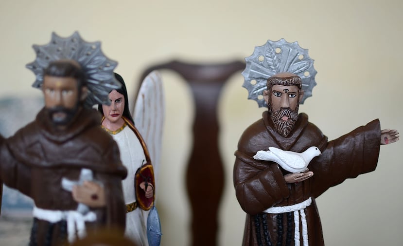 03/31/2012 Aguada, Puerto Rico- Manuel Santiago y Carmen Benique Miranda, matrimonio que se dedican a la talla de santos, en el barrio Malpaso, sector Sabana de Aguada. El matrimonio tiene la bendición de que sus hijos y nietos llevan el arte de la talla de santos en sus venas. Manuel habla con orgullo de la faena artística y espiritual que ha llevado por años en cada corte que da a las nobles maderas que utiliza. Mientras, doña Carmen, exalta el arte de su hija y su nieta y lo místico de este arte.Eran varios los San Francisco de Asís tallados, todos llevaban la cruz tau en la frente. Este santo es el patrón de su pueblo, Aguada.
(FOTO POR Olimpo Ramos *2012*)