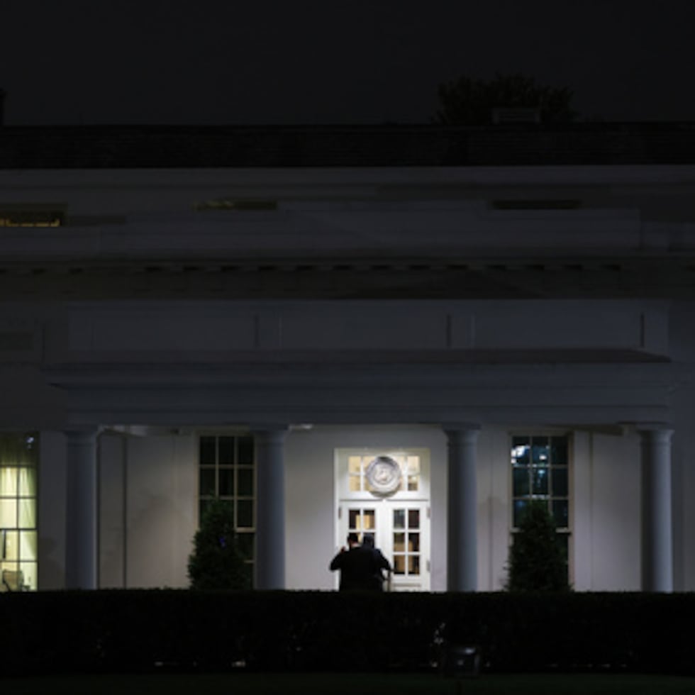 La gente se ve fuera de la entrada del ala oeste de la Casa Blanca tras el incidente violento en la cena de corresponsales.