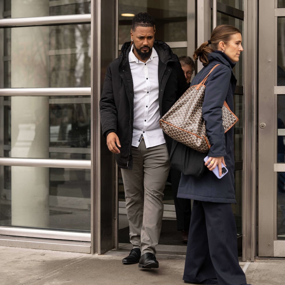 Emmanuel Clase, relevista de los Guardians de Cleveland, sale de un tribunal federal en Brooklyn, el 18 de febrero de 2026, en Nueva York.