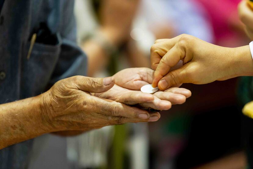 La comunión deberá entregarse en la mano, informó el obispo de la diócesis de Ponce. (Shutterstock)