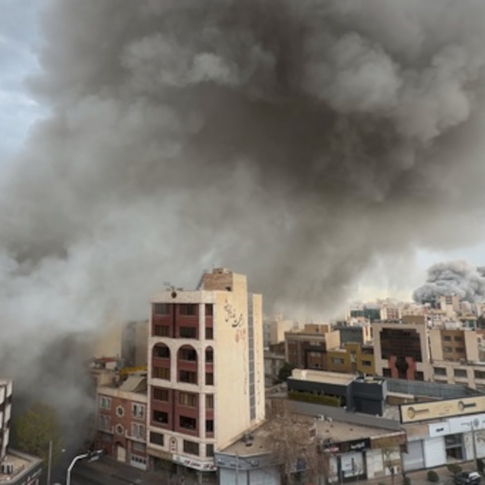 Columnas de humo se elevan desde edificios en Teherán el 2 de marzo del 2026. (AP foto/Mohsen Ganji)