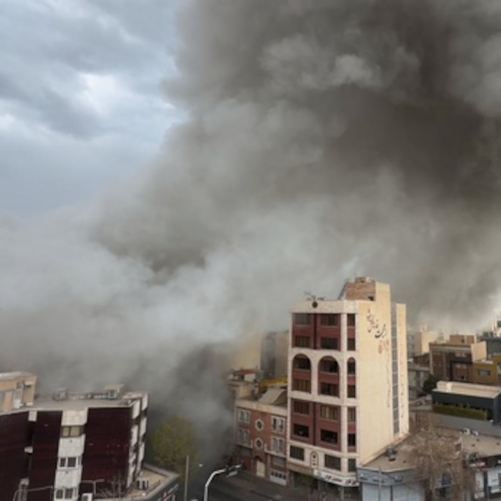 Columnas de humo se elevan desde edificios en Teherán el 2 de marzo del 2026.