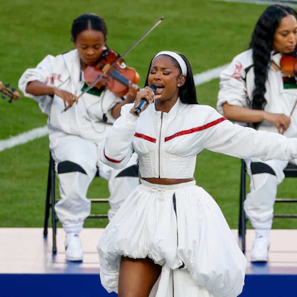 La ganadora de un Grammy Coco Jones interpreta "Lift Every Voice and Sing" durante los festejos previos al partido de la Super Bowl LX entre los Seattle Seahawks y los New England Patriots en Santa Clara, California, el domingo 8 de febrero de 2026. (Scott Strazzante/San Francisco Chronicle vía AP)