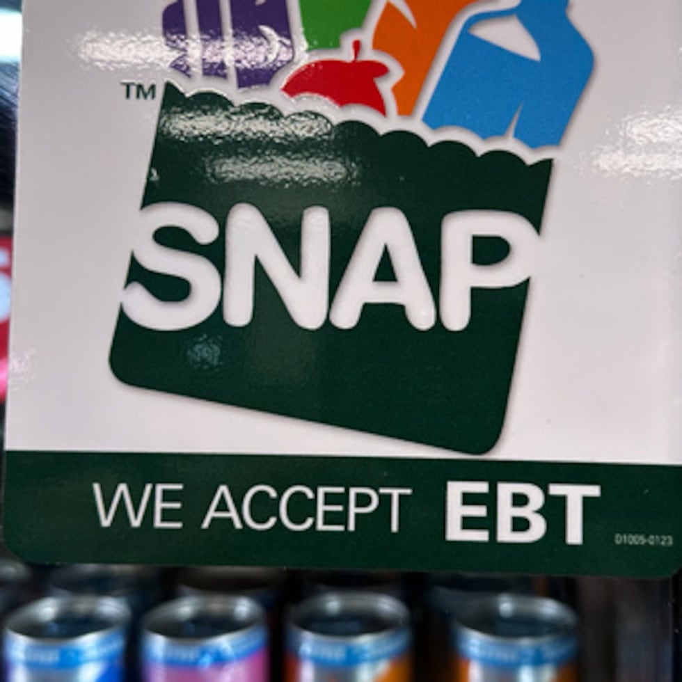 ARCHIVO – Un cartel informativo sobre el programa SNAP en una gasolinera de Riverwoods, Illinois, el 1 de noviembre de 2025. (Foto AP/Nam Y. Huh, archivo)