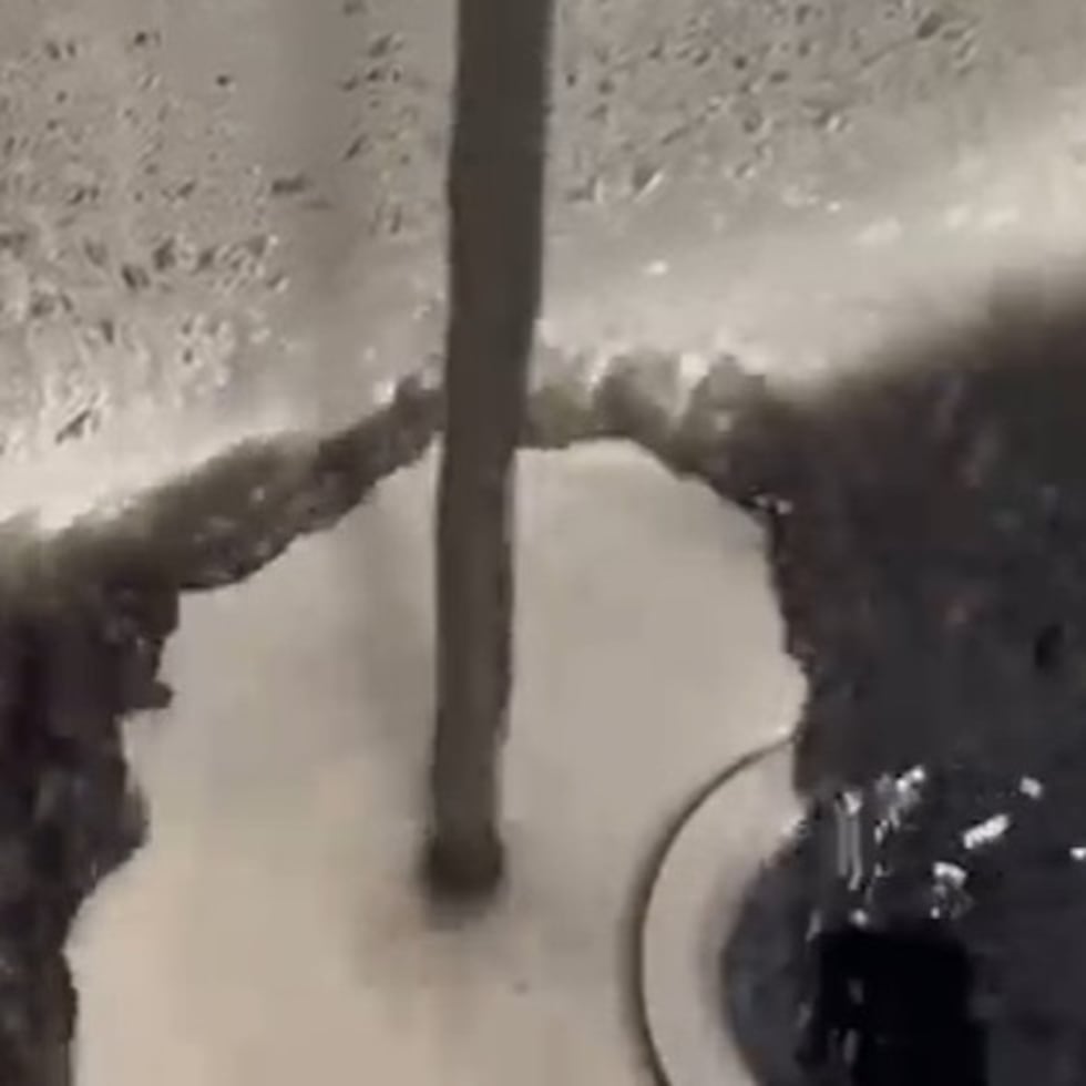 El sindicato compartió esta imagen al denunciar que salía agua usada por la tubería del Hospital Pavía en Hato Rey, mientras que la administración aseguró que la situación fue resuelta.