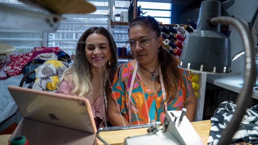 De acuerdo con la joven empresaria, “el proceso es que la persona se mide las piezas, los clientes se sienten mucho más cómodos al estar en su hogar. Se le marcan las piezas, todas las alteraciones que guste el cliente, recojo las piezas y se establece una fecha de entrega, de acuerdo con la necesidad que tenga el cliente”.