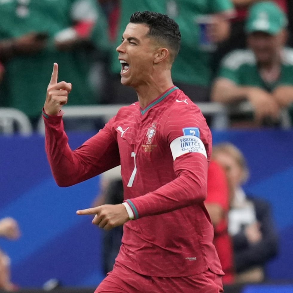 Cristiano Ronaldo celebra tras anotar el primer gol de Portugal en la victoria 5-0 ante Uzbekistán por el Grupo K del Mundial.
