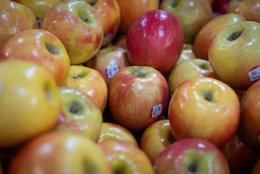 Manzanas expuestas para la venta en la sección de frutas y verduras de un supermercado el lunes 11 de mayo de 2026 en Portland, Oregón. (Foto AP/Jenny Kane)