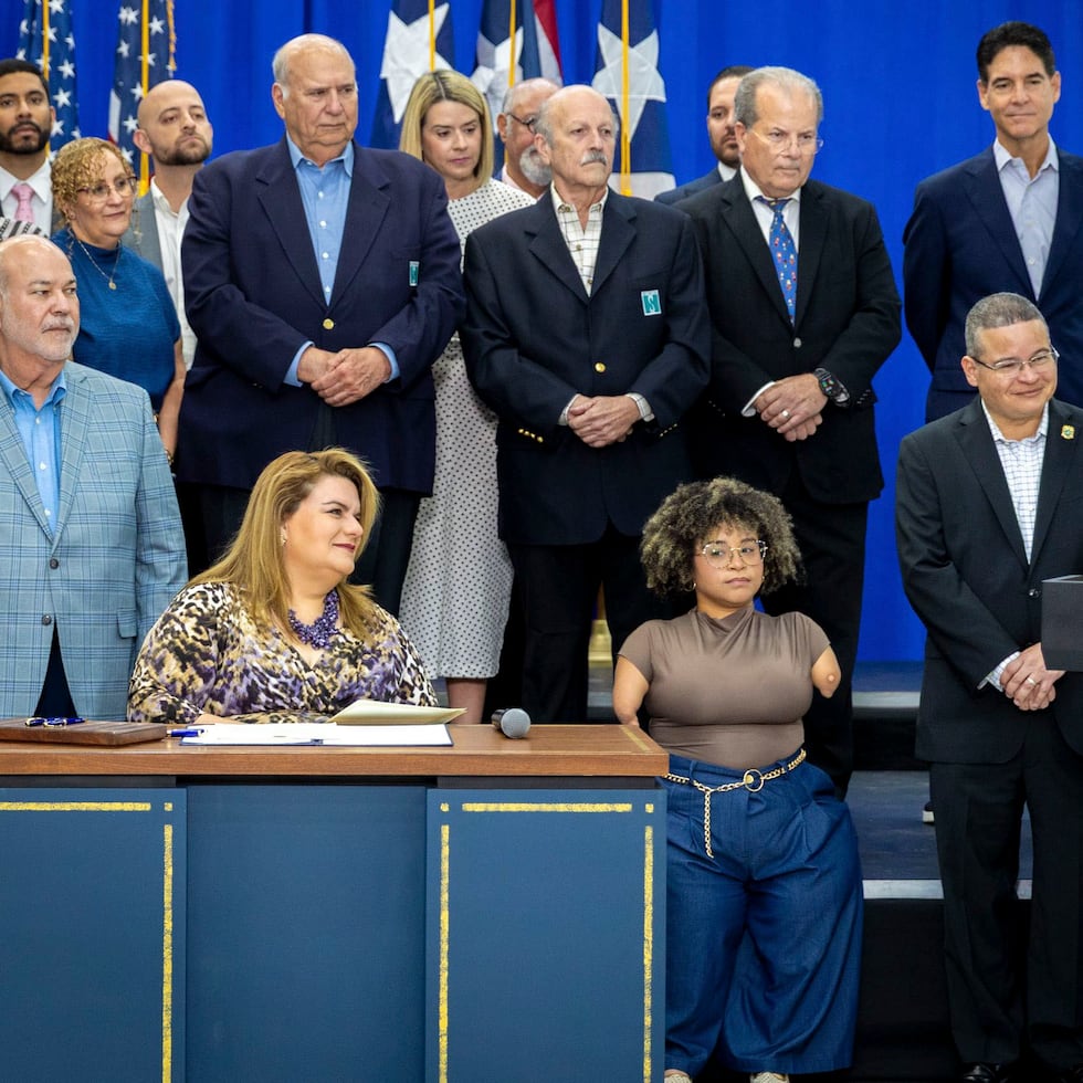 Según la gobernadora Jenniffer González (sentada), la nueva Ley 16 de 2026 no representa impacto económico para el gobierno.