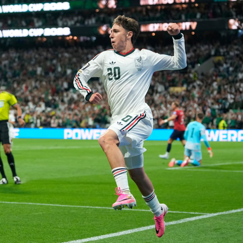 Mateo Chávez, de México, festeja su gol ante República Checa.