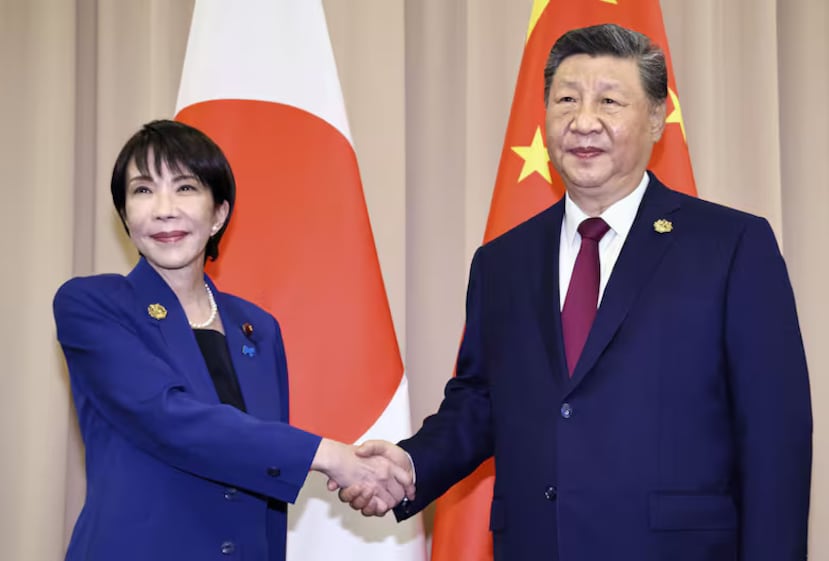 El presidente chino Xi Jinping, a la derecha, estrecha la mano de la primera ministra japonesa Sanae Takaichi antes de su reunión en Gyeongju, Corea del Sur, el 31 de octubre de 2025