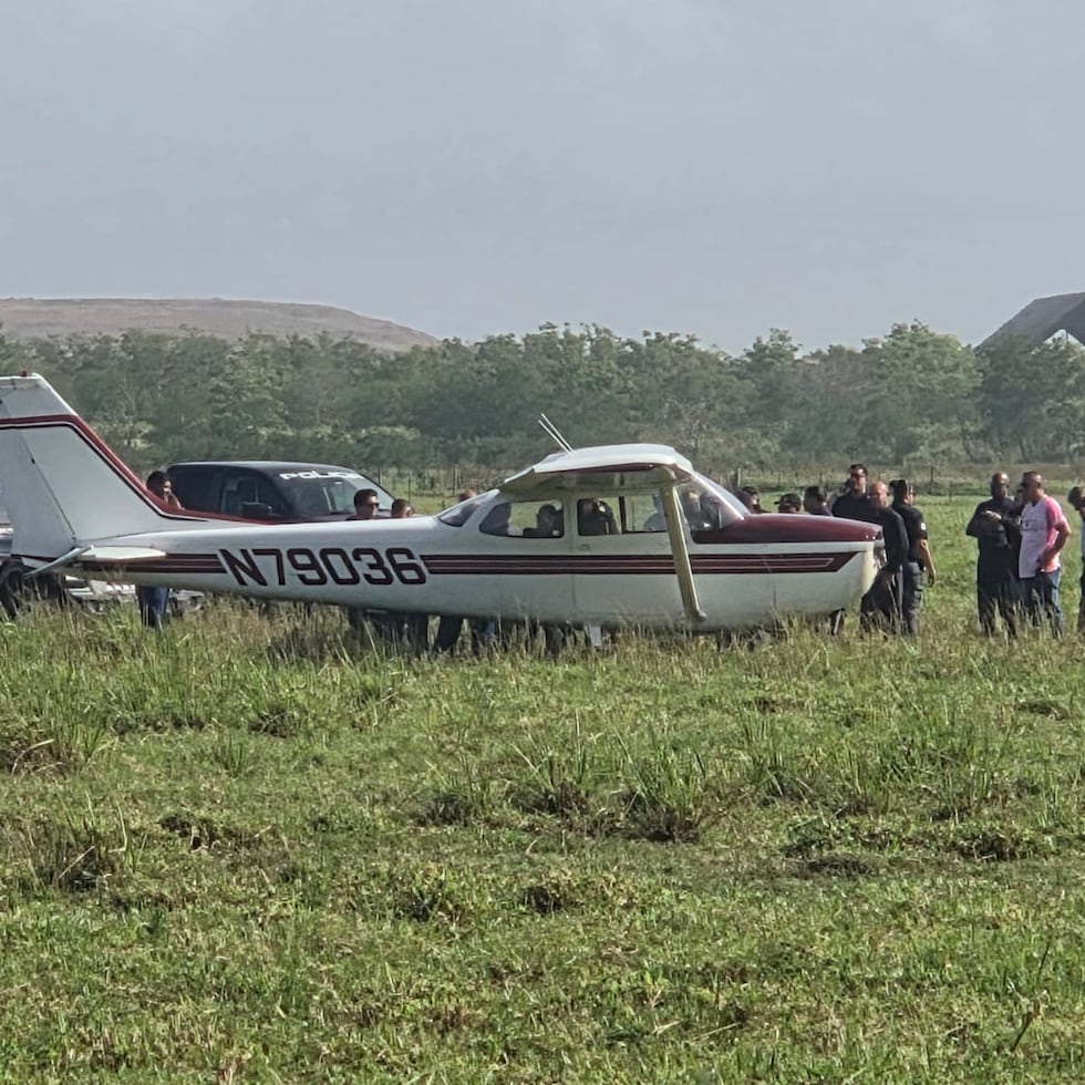 Las autoridades fueron alertadas a través de una llamada al Sistema de Emergencias 9-1-1 que la avioneta aterrizó en una finca de Vega Baja a eso de las 7:53 de la mañana.