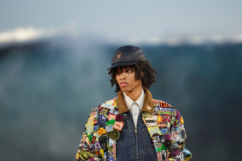 Esta temporada, Pharrell envió al dandy a la playa —o, al menos, a ese tipo de playa a la que se llega tras salir de la sala de juntas, con maletas y prendas de cashmere.