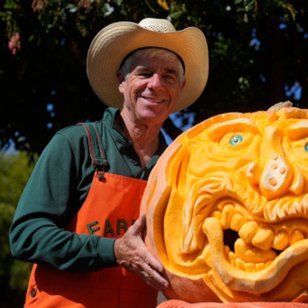 El agricultor Mike Valladao descubrió su faceta artística tras empezar a cultivar calabazas gigantes en su casa de San José a mediados de la década de 1980.