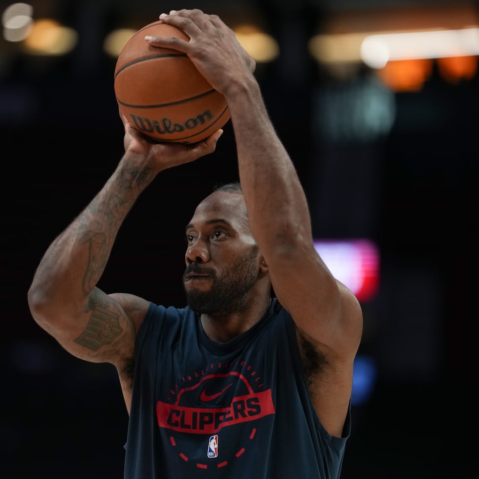 El alero Kawhi Leonard pasó en cambio de los Clippers de Los Ángeles a los Raptors de Toronto a finales de junio pero la transacción no se completó hasta principios de septiembre.