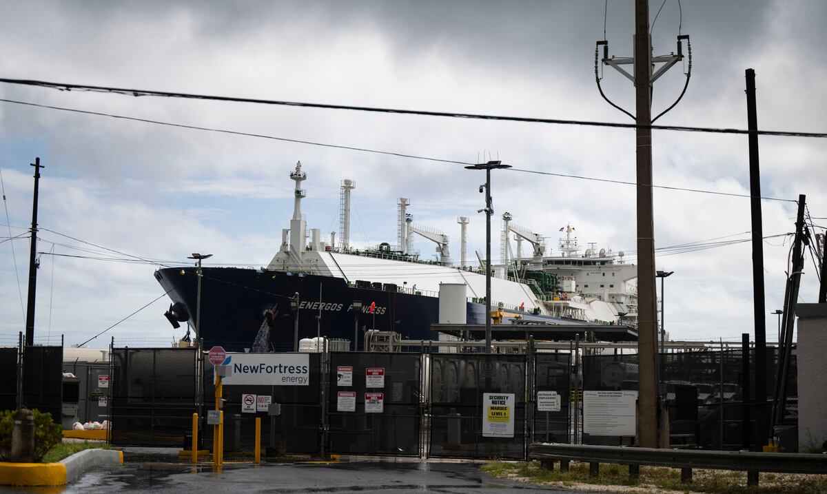 Atraca en el muelle de San Juan la barcaza que transporta gas natural ...