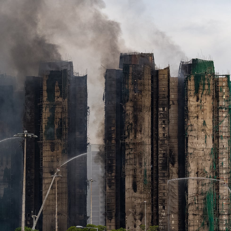 Bomberos continúan luchando por segundo día para extinguir un incendio que estalló el miércoles en Wang Fuk Court, un complejo de apartamentos residenciales en el distrito de Tai Po, en los Nuevos Territorios de Hong Kong.