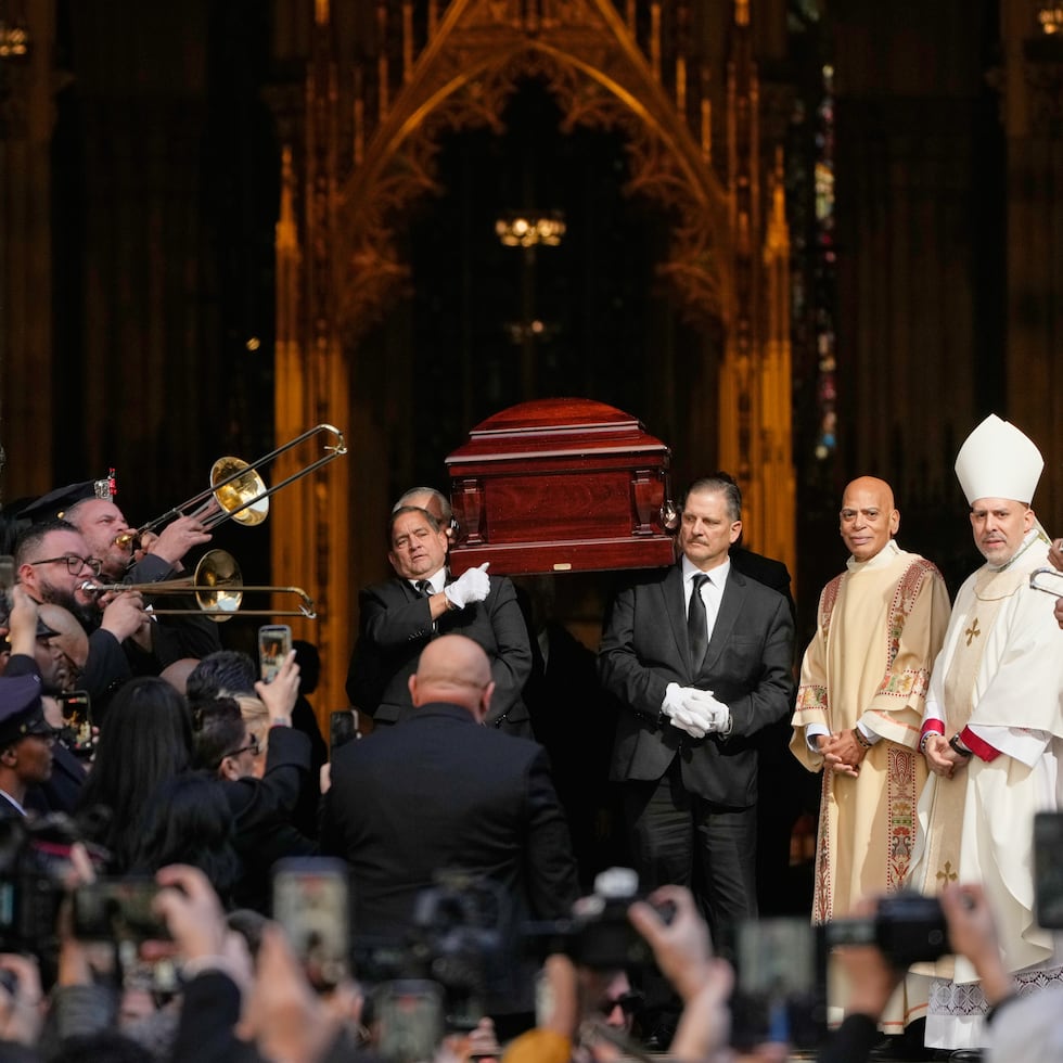Trombonistas tocaron el éxito "La Murga" en honor a Willie Colón en el exterior de la catedral, tras culminar la misa funeral. (AP Photo/Seth Wenig)
