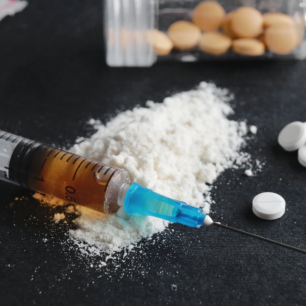 Ya sea en forma de polvo o de líquido, la ketamina se mezcla con las bebidas o se añade a materiales para fumar como marihuana o tabaco.