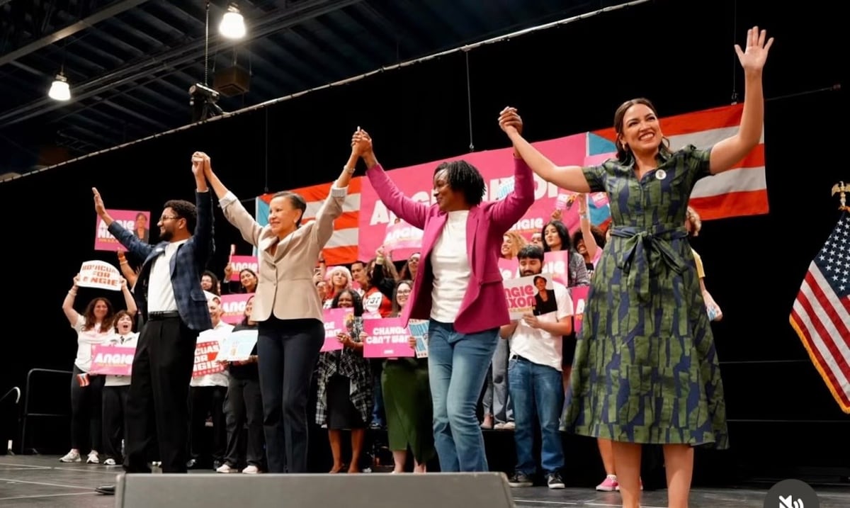 AOC hace campaña en Kissimmee y critica a republicanos por usar el "cuco del comunismo"