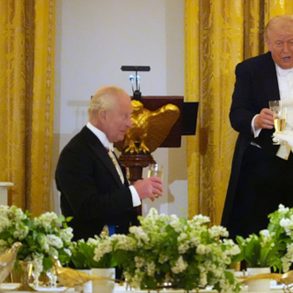 El presidente Donald Trump brinda durante una Cena de Estado con el rey Carlos III de Gran Bretaña, la reina Camilla y la primera dama Melania Trump en la Sala Este de la Cena de Estado de la Casa Blanca el martes 28 de abril de 2026, en Washington.