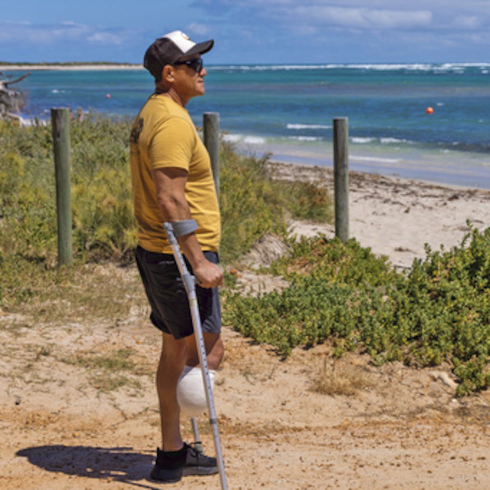 Mel Ismail, superviviente de un ataque de tiburón, contempla la playa de Glenfield, cerca de Geraldton.