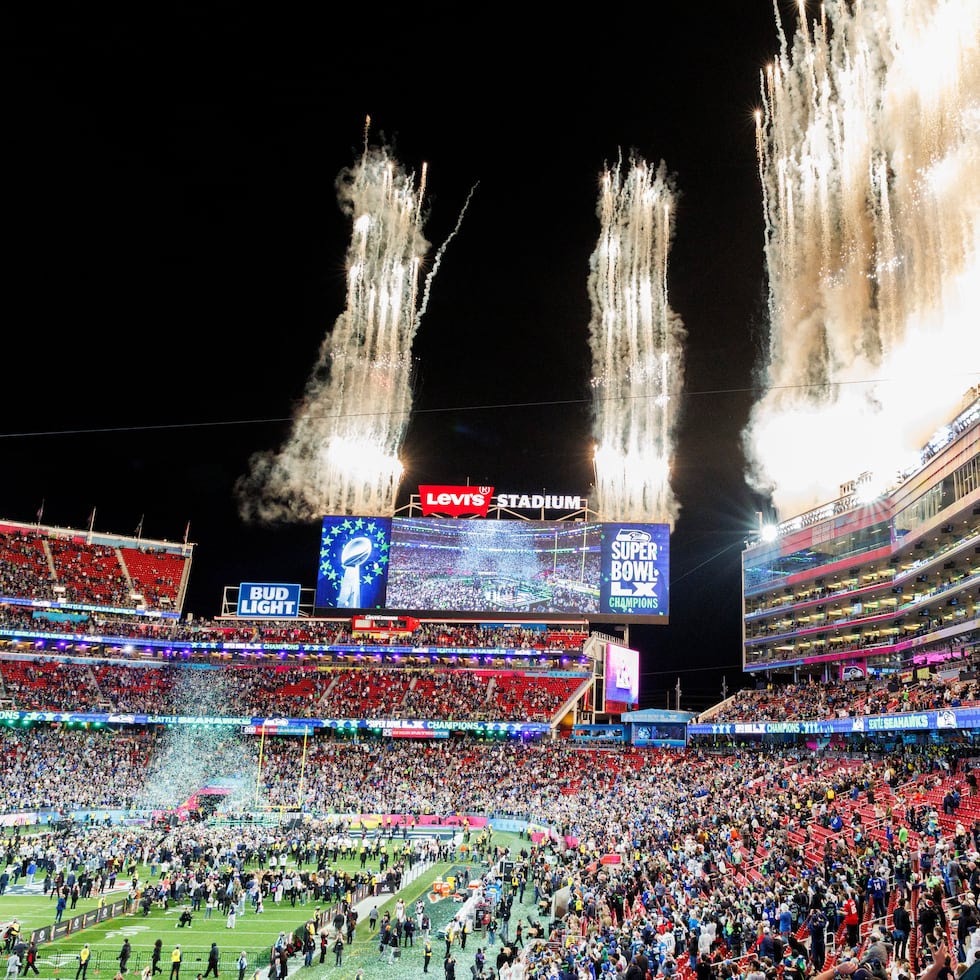 Fuegos artificiales iluminan la parte superior del Levi’s Stadium tras la victoria de los Seahawks sobre los Patriots.