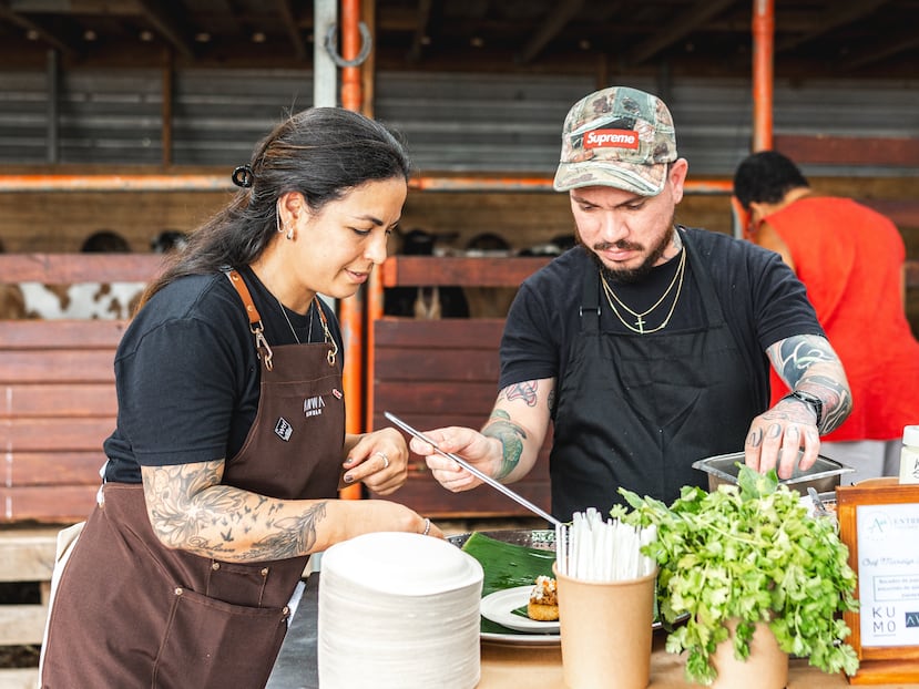 A la izquierda, la chef Marielys Hernández, de Kumo y AWWA, en Carolina.