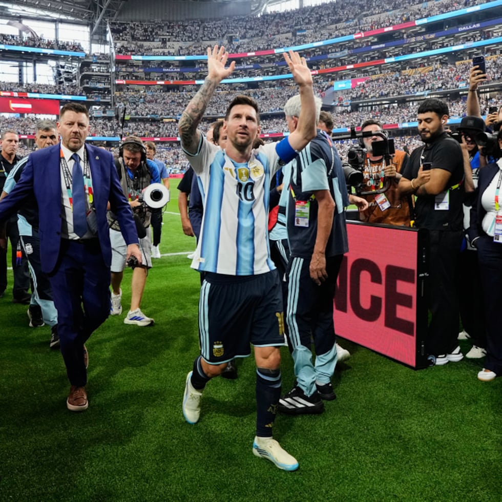 Lionel Messi abandona el terreno de juego de Arlington, Texas, tras otra magistral actuación.