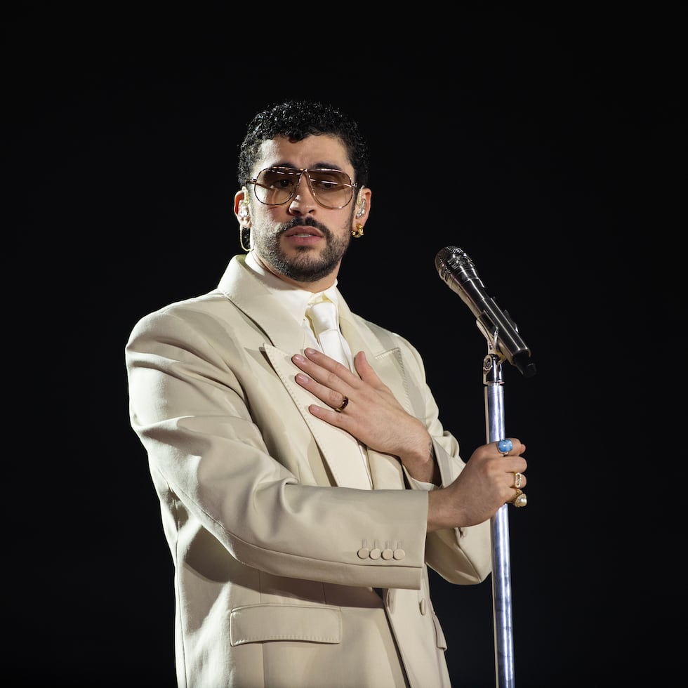 El cantante puertorriqueño Bad Bunny se presenta durante un concierto como parte de su gira mundial "DeBÍ TiRAR MáS FOToS"