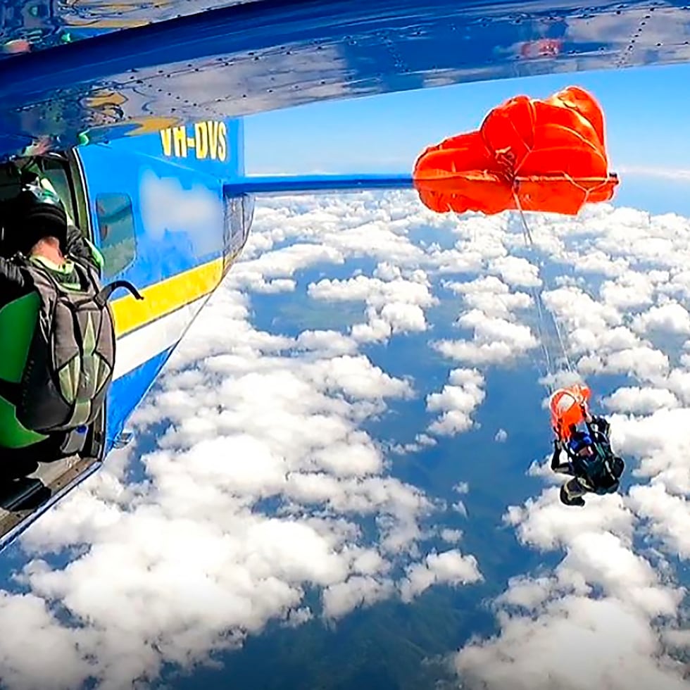 Ferguson utilizó un cuchillo para cortar 11 cuerdas del paracaídas de reserva y liberarse de la cola del avión.