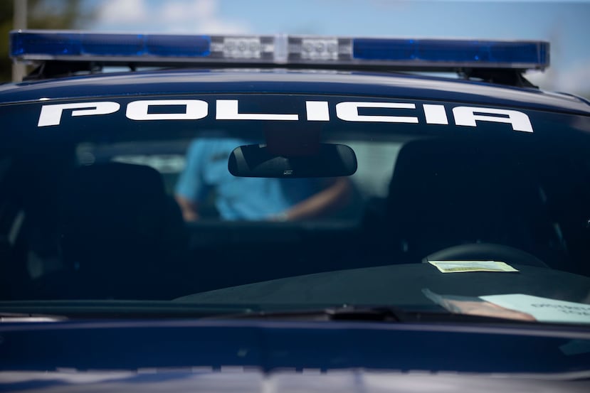 Agentes de la Policía en Isabela están a cargo de la pesquisa del accidente. (GFR Media)