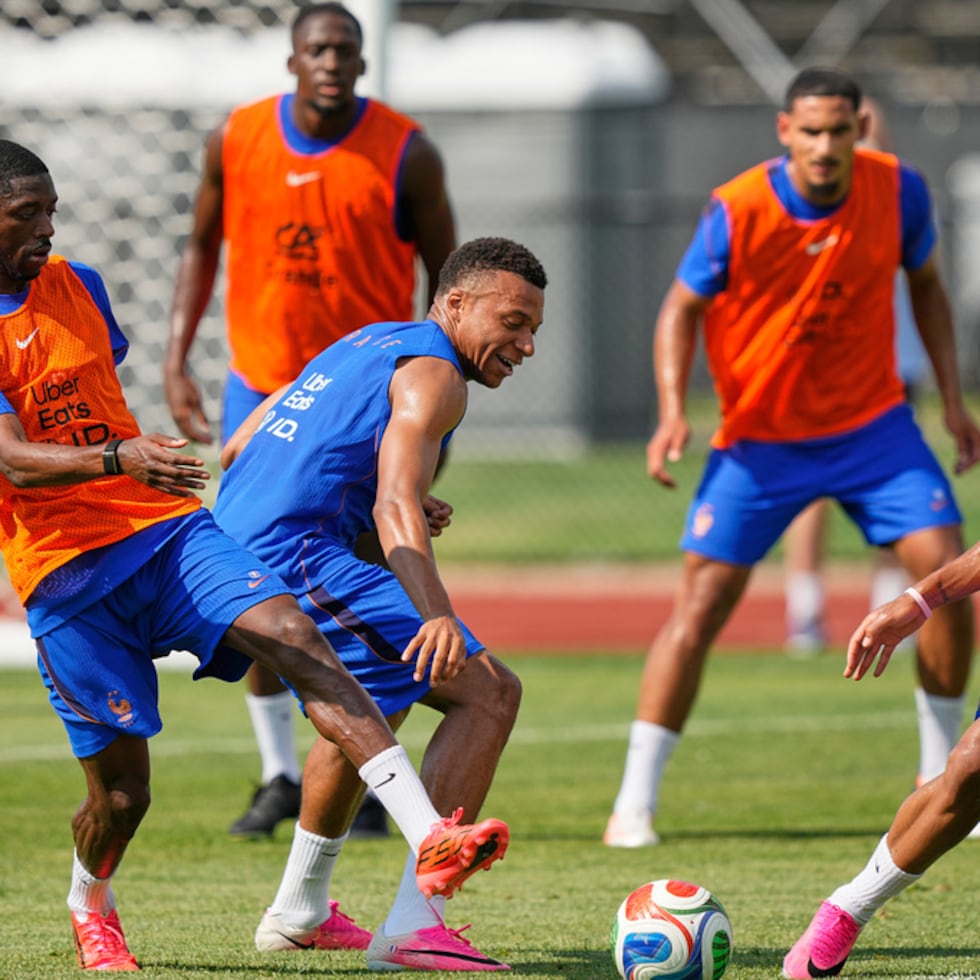 Ousmane Dembélé, Kylian Mbappé y Désiré Doué, de Francia, de izquierda a derecha, disputan el balón durante una sesión de entrenamiento en el marco de la Copa Mundial de la FIFA, en el campamento base de la selección francesa en Waltham, Massachusetts.