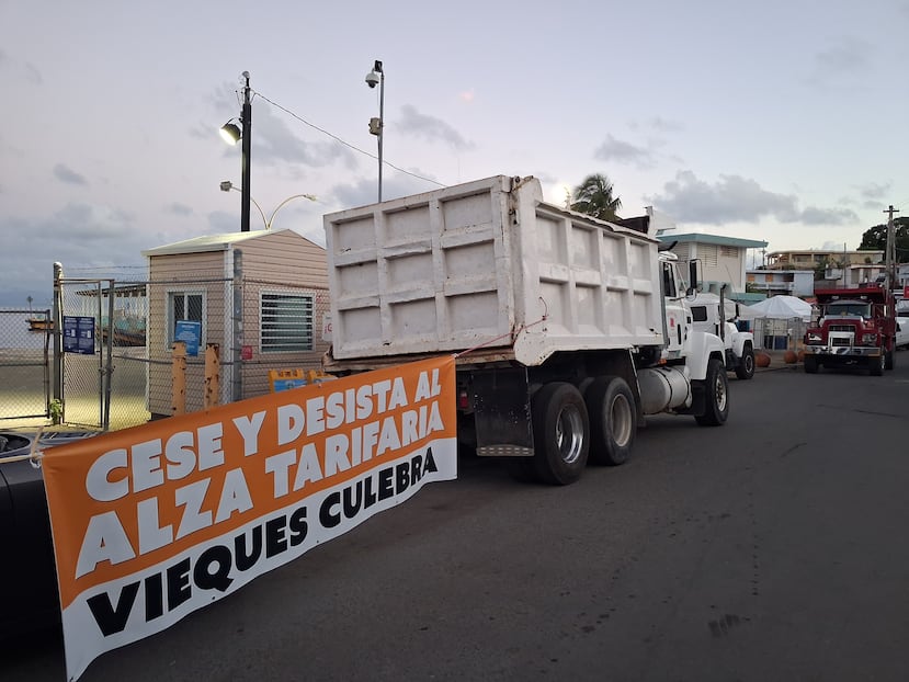 Al menos una docena de camiones se apostaron en la zona del terminal en Vieques el miércoles, impidiendo el paso.