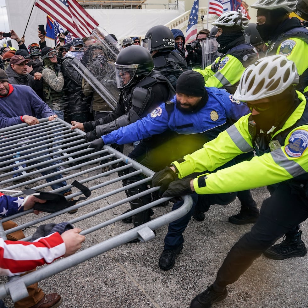 Más de 100 policías resultaron heridos durante el asalto al Capitolio. Casi 1,600 personas fueron acusadas de delitos relacionados, pero Trump utilizó sus facultades de indulto para borrar todos esos casos el año pasado.
