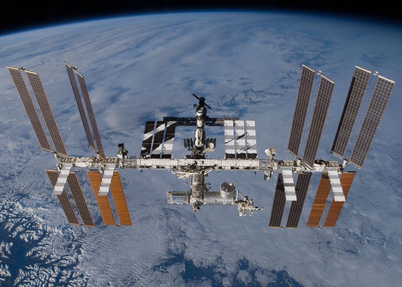 La Estacion Espacial es un laboratorio que orbita la Tierra a unos 400 kilómetros de altura desde la Tierra.