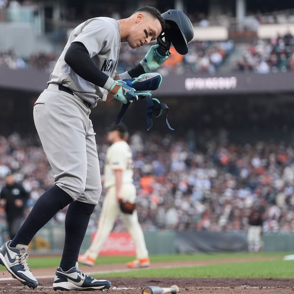 Aaron Judge reacciona luego de poncharse en el partido contra los Giants.