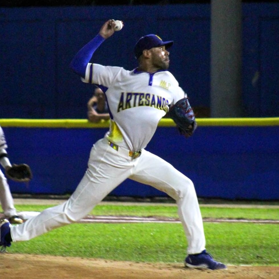 Adalberto Flores completó seis entradas ponchando a ocho y permitiendo solo dos hits, sin carreras, en la victoria de los Artesanos sobre los Mulos en el inicio de la final del Este.