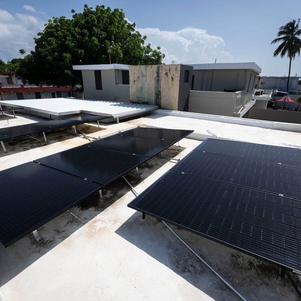 The number of residential solar panel installations amounts to 163,000.