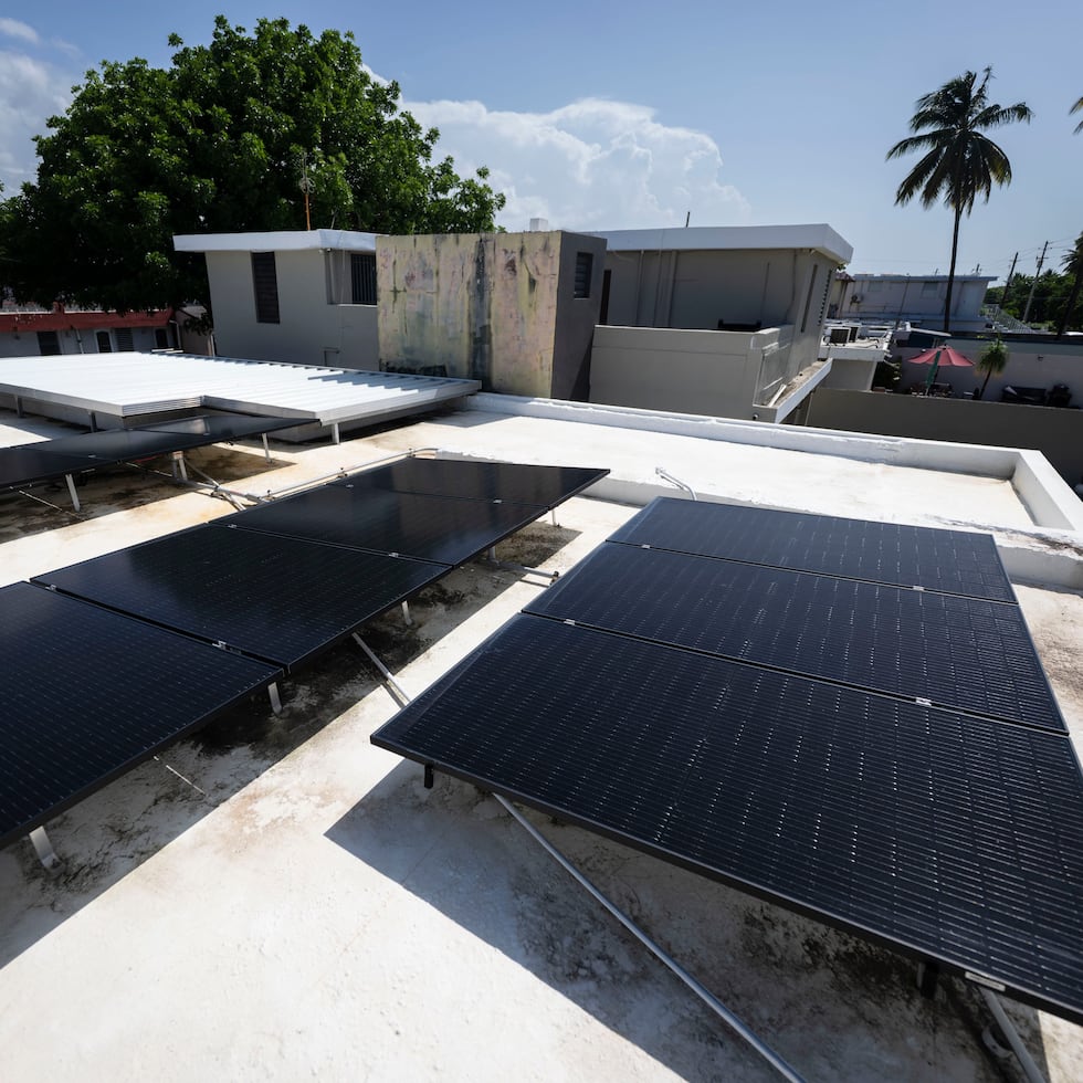 En una comunidad solar, la fuente de generación fotovoltaica no tiene que estar ubicada en el mismo punto de consumo, contrario a una microrred.