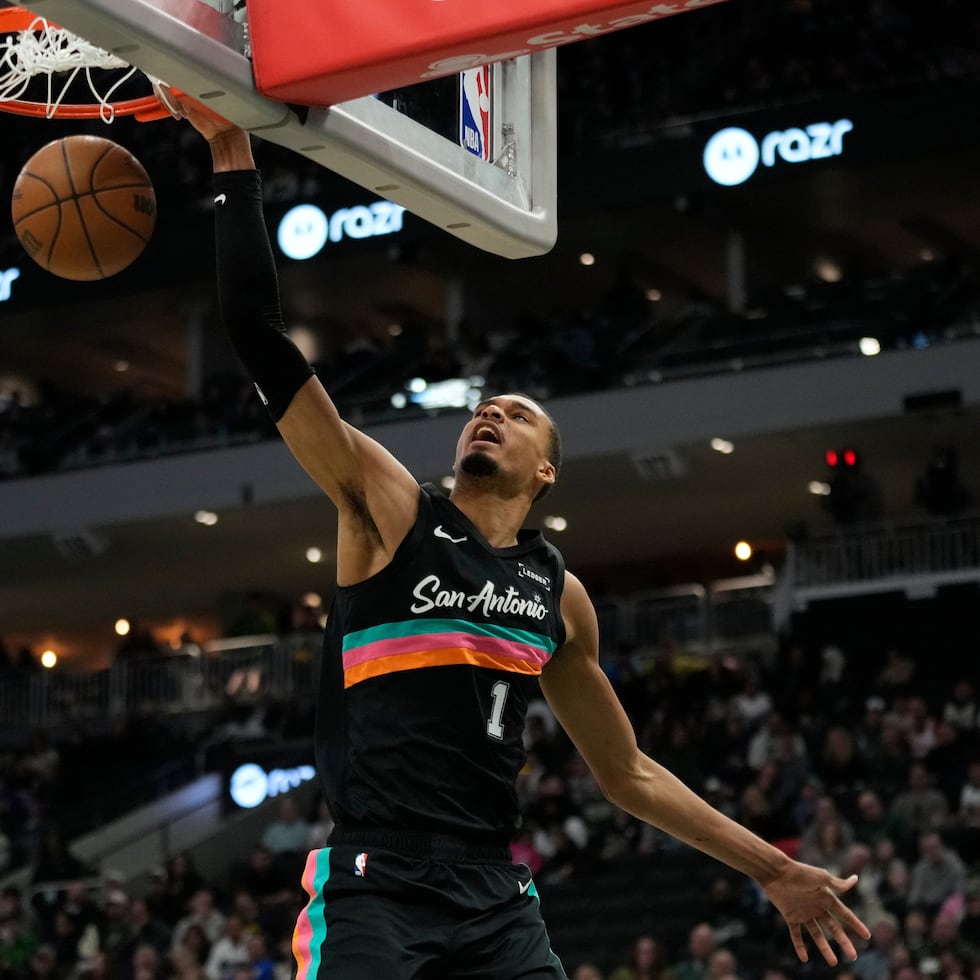 El francés Victor Wembanyama, de los Spurs de San Antonio, clava el balón en el encuentro ante los Bucks de Milwaukee.