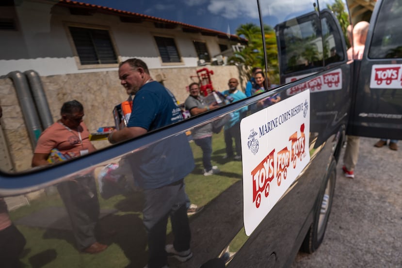 La organización sin fines de lucro Toys for Tots se encarga de recolectar y repartir, durante las festividades navideñas, juguetes nuevos a niñas y niños en situación de vulnerabilidad, particularmente en comunidades económicamente desfavorecidas. El año pasado, entregaron aquí 23,227 regalos, según su página web.