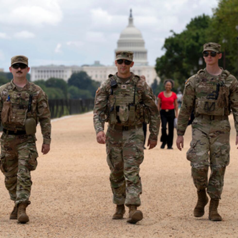 Guardias nacionales de Luisiana caminan por la zona del parque central de la capital estadounidense.