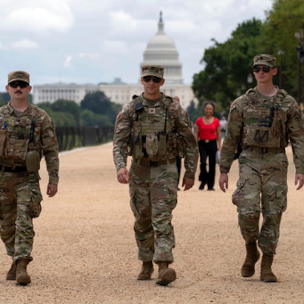 Tropas de la Guardia Nacional de Luisiana durante un patrullaje por el "National Mall" de Washington, D.C.